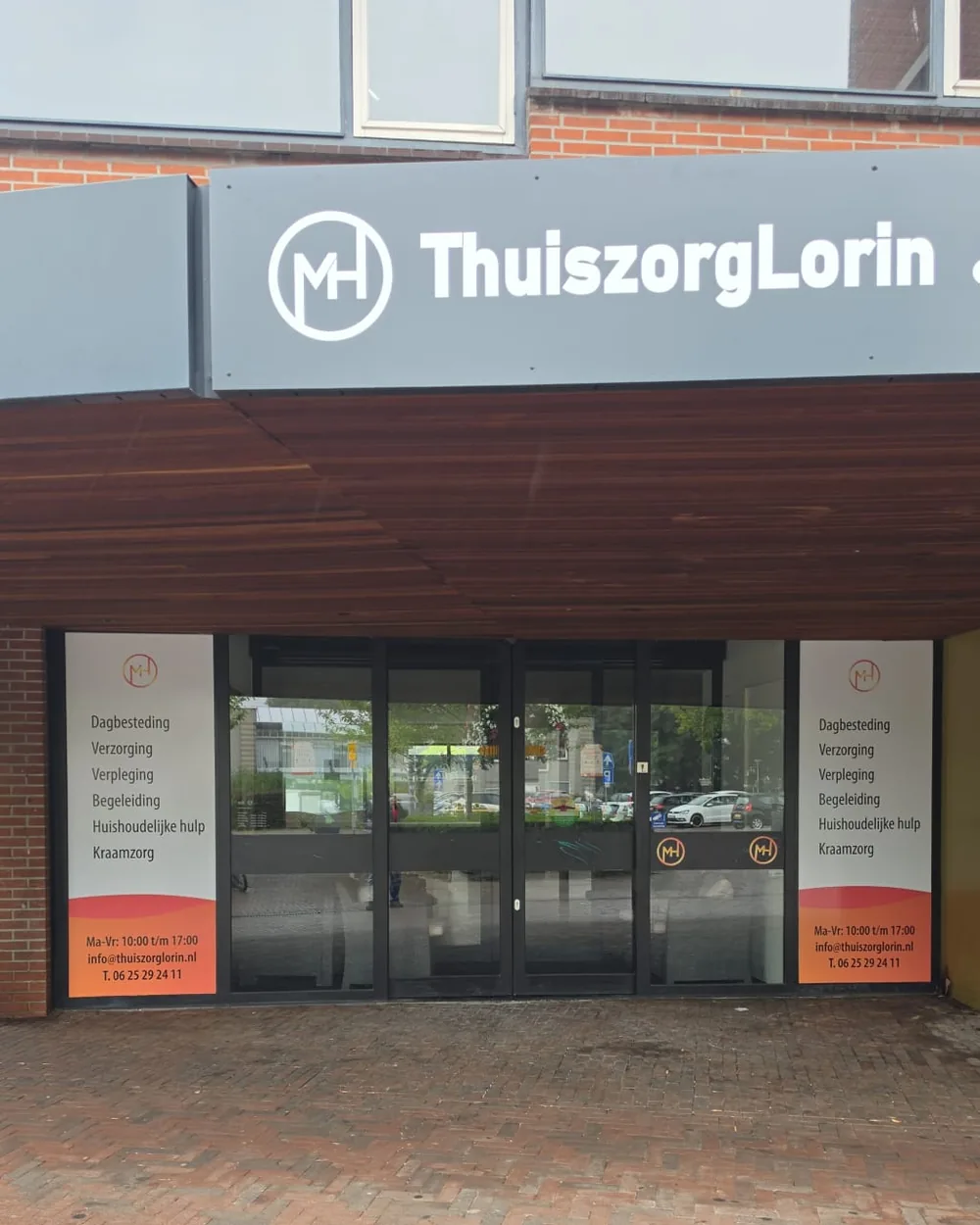 De ingang van Thuiszorg Lorin aan de Molenweg in Rozenburg, met de naam boven de deur