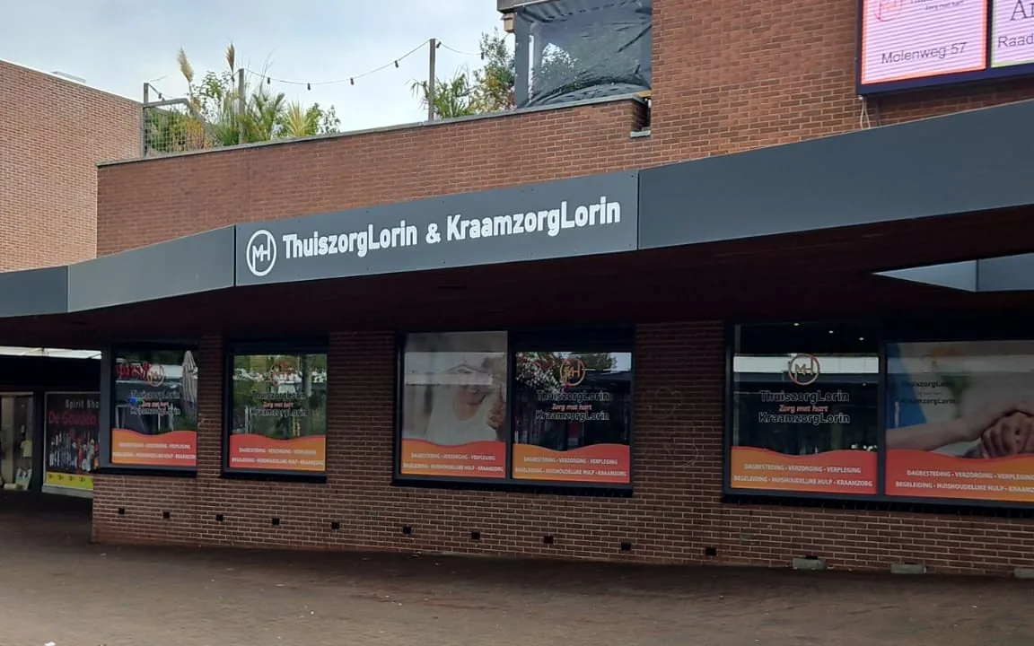 Het pand van Thuiszorg Lorin en Kraamzorg Lorin aan de Molenweg in Rozenburg